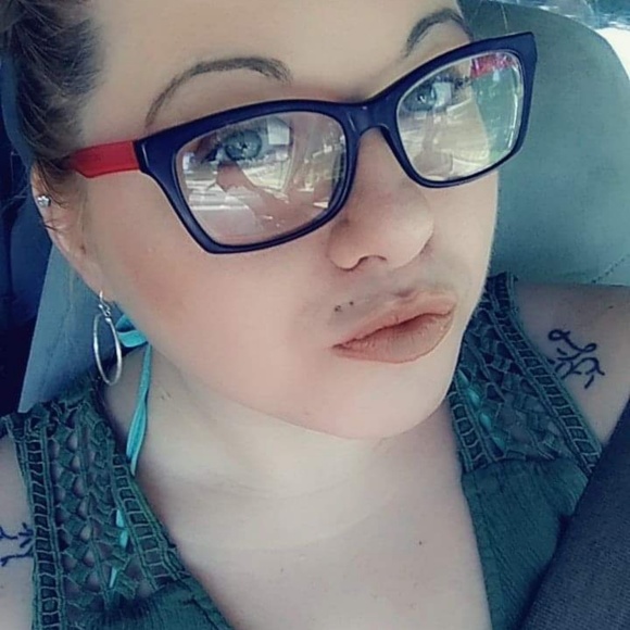 Meet your Posher, Amber - Picture 2 of 4